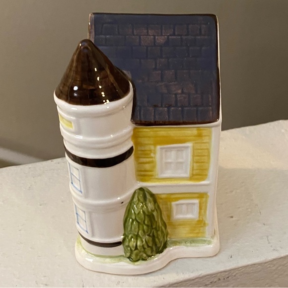 🐠 Otagiri Victorian House. It’s a Bank. Japan. - Picture 4 of 5